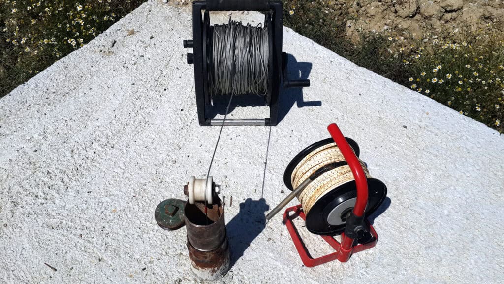 Equipment for monitoring the water level in a borehole