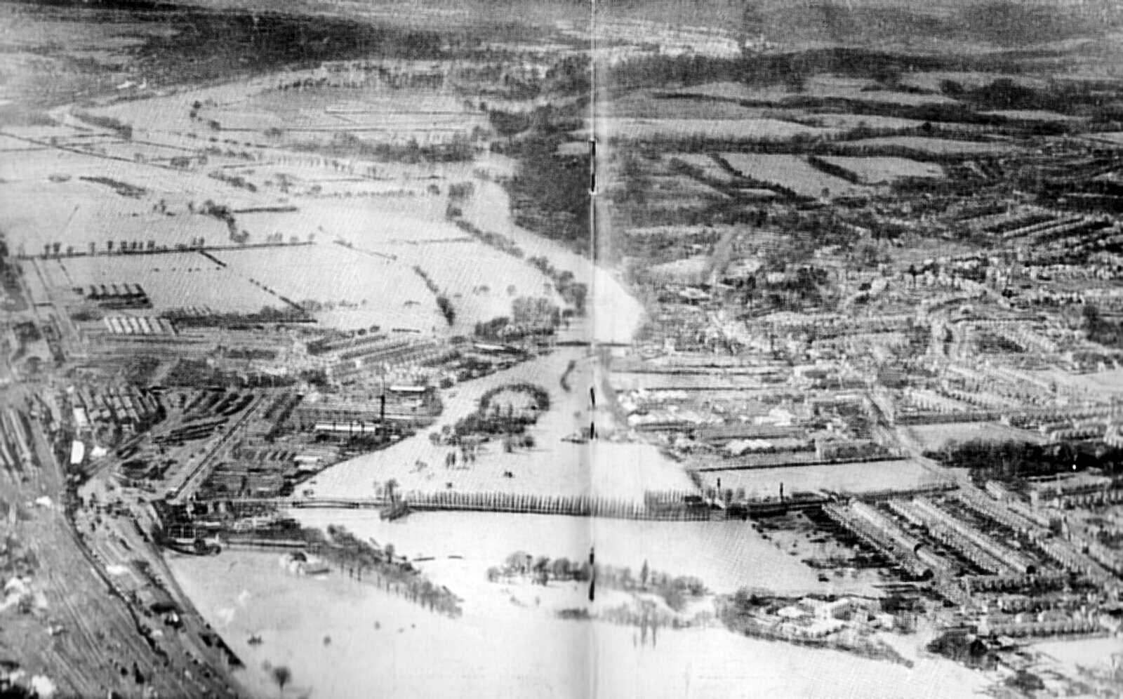 The 1947 floods at Reading photographed from the air, with the Thames spread far beyond its banks across the meadows.