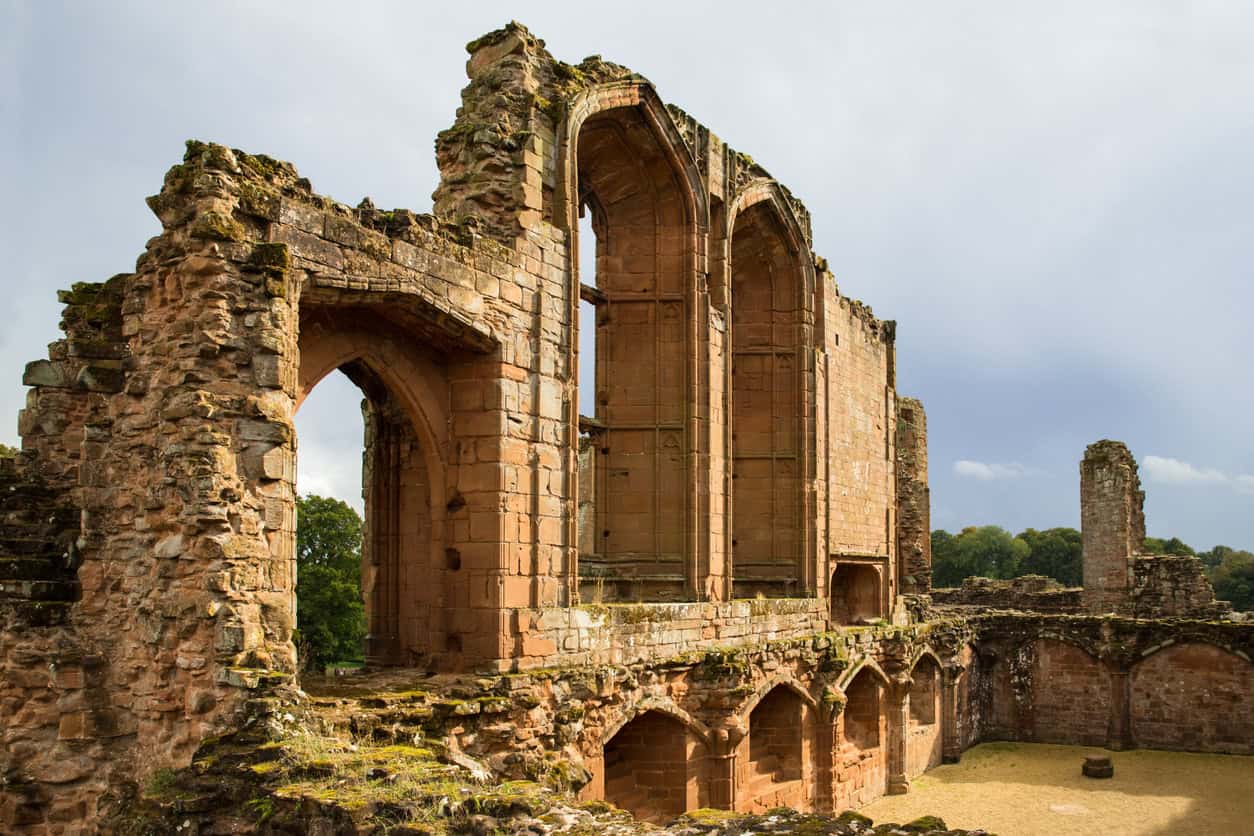 Ruins of Kenilworth Castle's Great Hall, above the valley where medieval drainage works impounded a mere of about 100 acres.